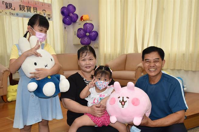 新手寄养爸妈郭胜焜、林素月今年首度成为2个女儿的新爸妈。（谢明俊摄）