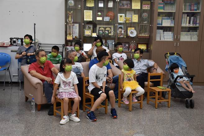 苗栗县目前有43个寄养家庭，有38个「Home爸」为弱势儿童付出。（谢明俊摄）