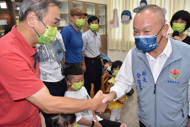 苗栗县长徐耀昌4日赴苗栗家扶中心感谢「Home爸」为弱势儿童付出。（谢明俊摄）