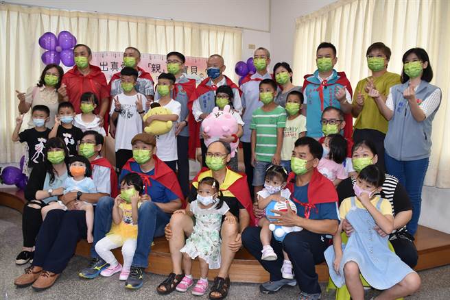 苗栗县长徐耀昌4日赴苗栗家扶中心感谢「Home爸」为弱势儿童付出。（谢明俊摄）