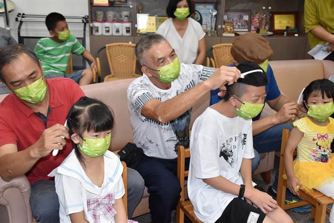 提前欢度父亲节的「Home爸」们，学着替孩子们梳头。（谢明俊摄）