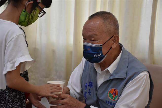 寄养孩子感谢苗栗县长徐耀昌为他们争取经费福利。（谢明俊摄）