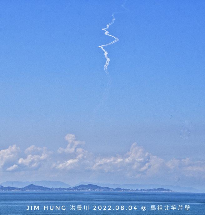共军疑似发射多枚东风导弹，有民眾马祖直击两枚飞弹发射轨迹 。(洪景川提供)