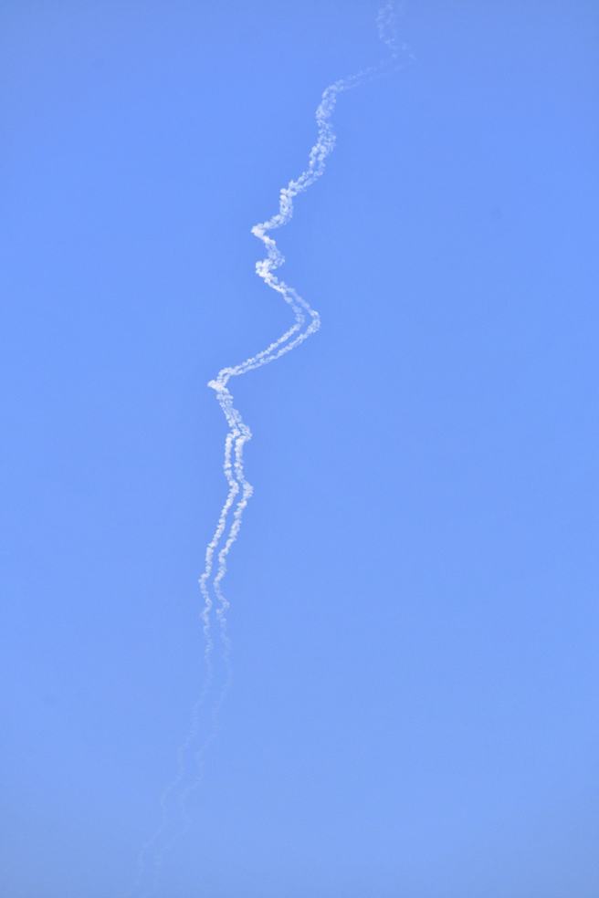 共军疑似发射多枚东风导弹，有民眾马祖直击两枚飞弹发射轨迹 。(洪景川提供)