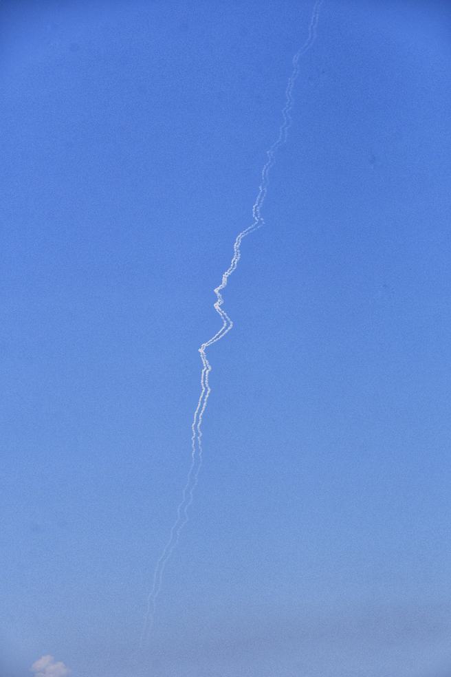 共军疑似发射多枚东风导弹，有民眾马祖直击两枚飞弹发射轨迹 。(洪景川提供)