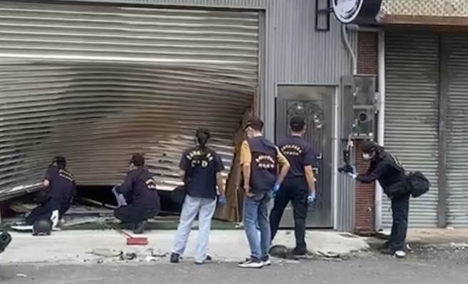 台南市鹽水區一間茶行4日凌晨遭7名惡煞闖入砸車、砸店，警方獲報後到現場採證、調查。（讀者提供／張毓翎台南傳真）