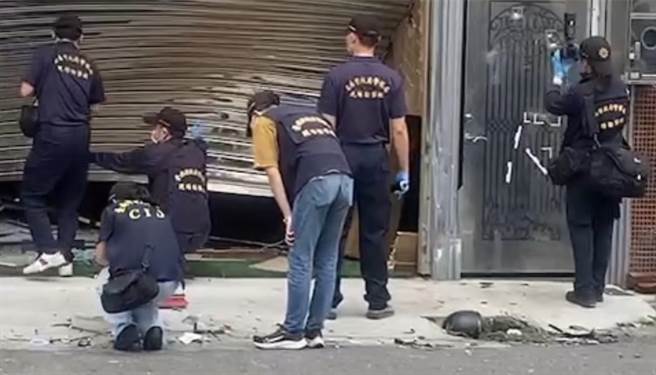 台南市鹽水區一間茶行4日凌晨遭7名惡煞闖入砸車、砸店，警方獲報後到現場採證、調查。（讀者提供／張毓翎台南傳真）