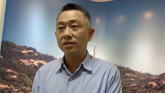 金门县长杨镇浯今天表示，任何事都要衡量两岸整体局势与国家整体利益，若因此挑起纷争均不为金门人所乐见，因为走过战争的金门乡亲最知道战争的可怕和无情。（县府提供）