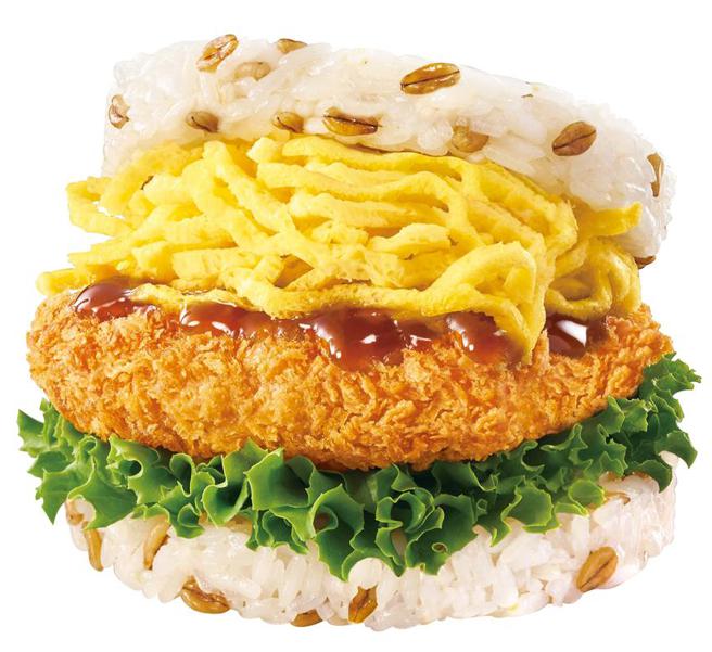 （摩斯汉堡推出夏日新品「桔香玉子猪排珍珠堡」，以肪含量低且口感柔嫩的猪肉小里肌部位制成猪排作馅。图／摩斯汉堡提供）