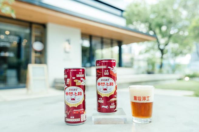 （黑松沙士推出限量预购的「梦想特制罐」，携手人气插画家邓彧，把趣味插画跃上罐身。图／黑松提供）