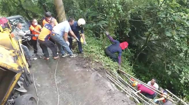 台南市白河区关子岭4日发生山猫滑落山谷意外，经警消人员抢救上岸，幸好驾驶命大仅受轻伤。（读者提供／张毓翎台南传真）