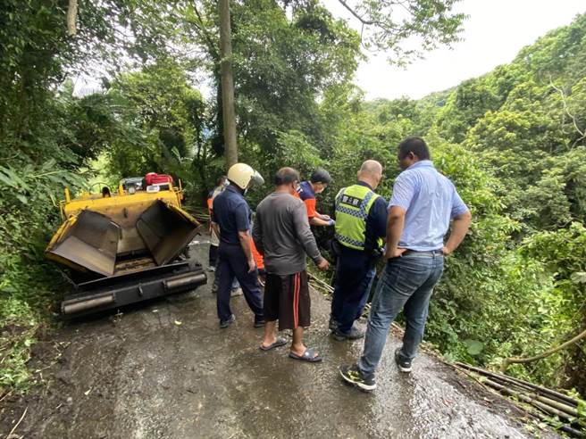 警方提醒，近日因豪雨不断，市民在山区产业道路行走时，要小心天雨路滑。（读者提供／张毓翎台南传真）