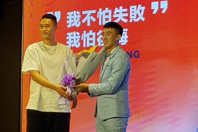 白曜诚（右）加入桃园领航猿，学长施顏宗代表恩师谢玉娟送上花束祝福。（陈筱琳摄）