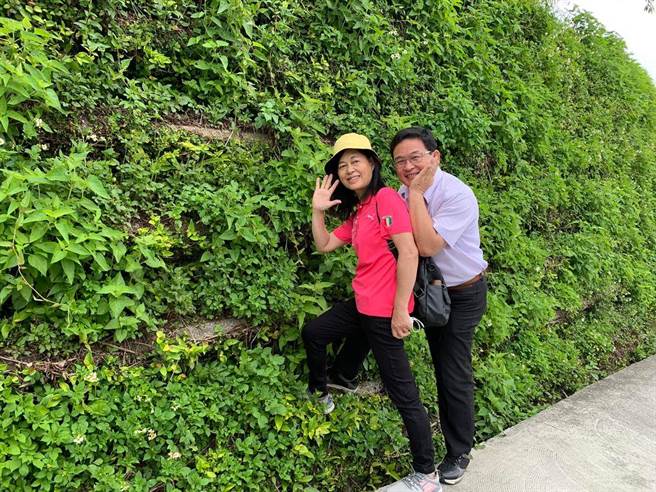 前市长邱建富陪同夫人踏青。（邱建富提供／吴敏菁彰化传真）