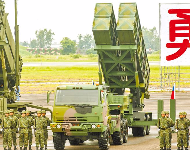 空军飞指部天弓发射架。（本报资料照片）