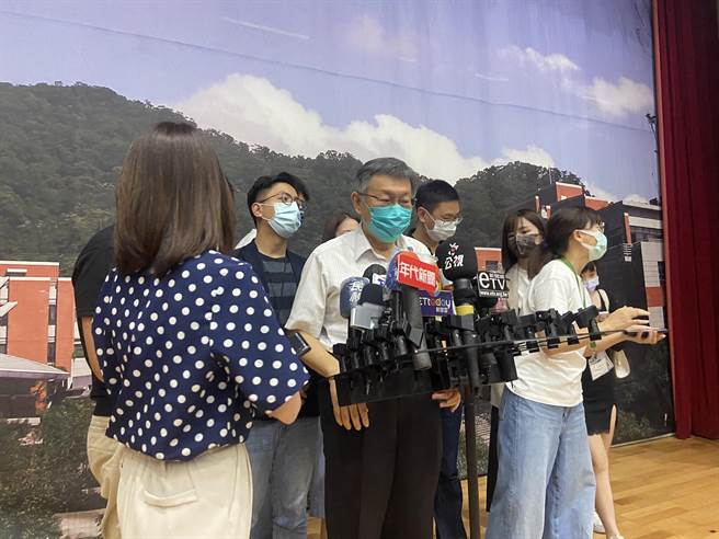 台北市長柯文哲（右四）今受訪表示，蔡英文總統喊「開放對話」，他喊就被打成中共同路人。（陳薏云攝）