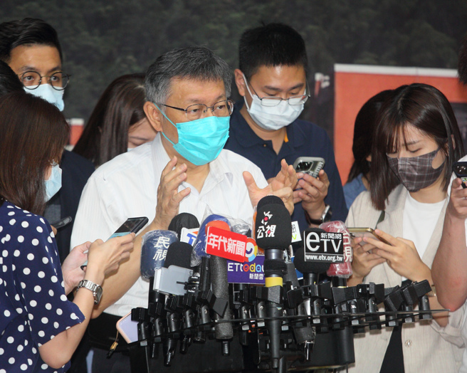 美國聯邦眾議院議長裴洛西（Nancy Pelosi）率團訪台，引發中國大陸不滿，台北市長柯文哲（中）日前稱「台灣要左右逢源，而不是左右為難」，但被民進黨台北市長參選人陳時中批評，「政治上想要左右逢源就變成牆頭草，感情上想要左右逢源就變成劈腿」。對此，柯4日受訪反酸，「口水戰、耍嘴皮的話，在這種時刻都不用去理他」。（張鎧乙攝）
