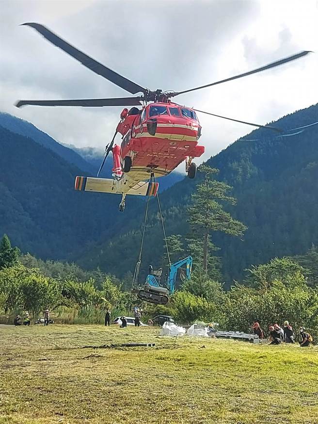 空勤總隊直升機協助將山屋建材等吊掛上山。（民眾提供）