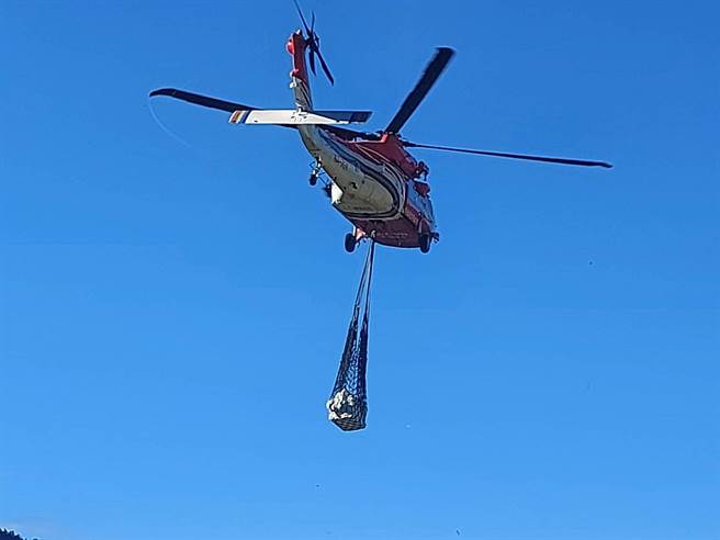 空勤總隊直升機協助將山屋建材等吊掛上山。（民眾提供）