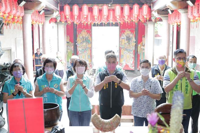 彰化县长参选人黄秀芳４日上午由竞选总部主委魏明谷、副主委陈素月及社头乡长刘锦昌、县议员许书维、县议员参选人詹琬惠、县党部主委杨富钧等人陪同，前往社头乡天门宫参拜。（黄秀芳竞选总部提供／吴敏菁彰化传真）