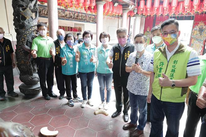 彰化县长参选人黄秀芳４日上午由竞选总部主委魏明谷、副主委陈素月及社头乡长刘锦昌、县议员许书维、县议员参选人詹琬惠、县党部主委杨富钧等人陪同，前往社头乡天门宫参拜。（黄秀芳竞选总部提供／吴敏菁彰化传真）