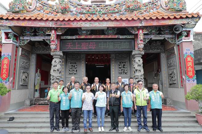 彰化县长参选人黄秀芳４日上午由竞选总部主委魏明谷、副主委陈素月及社头乡长刘锦昌、县议员许书维、县议员参选人詹琬惠、县党部主委杨富钧等人陪同，前往社头乡天门宫参拜。（黄秀芳竞选总部提供／吴敏菁彰化传真）