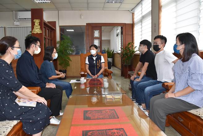 头份市长罗雪珠4日与地方创生计画年轻团队负责人们对谈。（谢明俊摄）