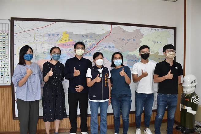 头份市长罗雪珠结合年轻团队共同打造乐龄共饷及农创共享基地。（谢明俊摄）