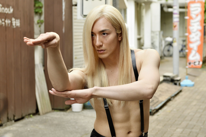 【末日救世主】剧照_大贯勇辅饰演守护末日和平的末日战士，最后却残念成为最强的无。(照片/末日救世主剧组提供)

