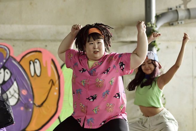 【末日救世主】剧照_「三点女主角」团员「奏」在片中饰演跳街舞的酷妞。 (照片/末日救世主剧组提供)

