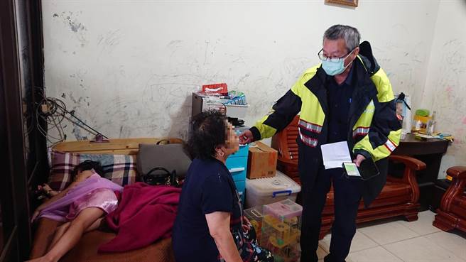 巡逻员警护送小兄妹顺利返家，告知曾姓外婆若需帮助可随时致电派出所。（翻摄画面／蔡明亘桃园传真）