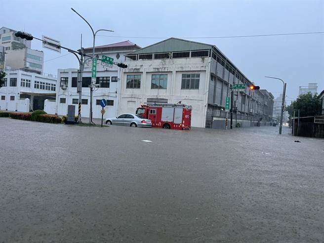 嘉義市彌陀路淹水，被民眾酸說「變彌陀河了」。（民眾提供／廖素慧嘉市傳真）