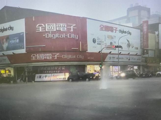 嘉義市興業西路噴水柱。（民眾提供／廖素慧嘉市傳真）