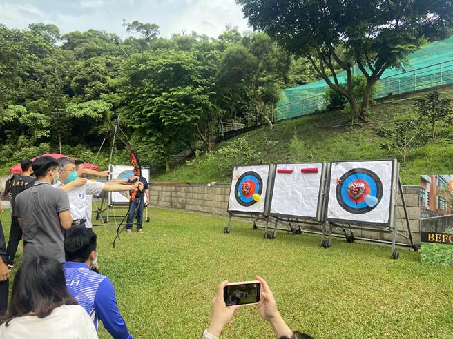 台北市长柯文哲（左二白衣者）今视察丽山高中射箭队之训练场地，并实际试射弓箭。（陈薏云摄）