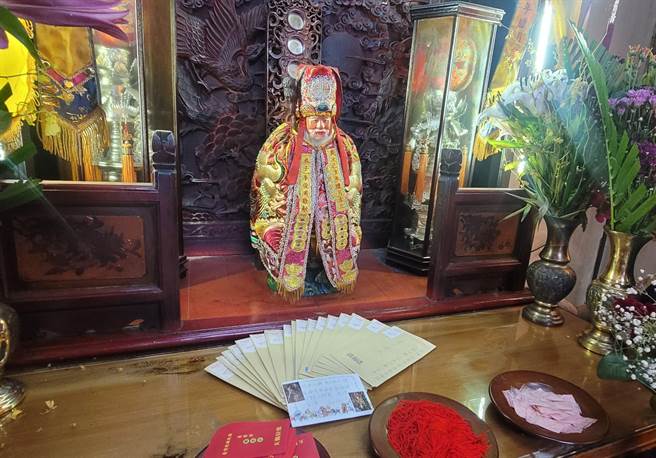 武庙月老红到国外，有日本人定期寄信求姻缘，庙方会将信件放在供桌上。（武庙提供／程炳璋台南传真）