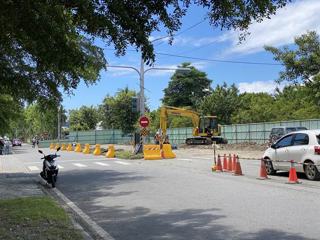 台东市四维路正在进行道路改善工程。（蔡旻妤摄）