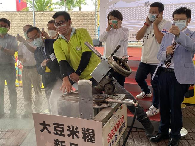 节水大豆米粮产品上市发布会，嘉义市长黄敏惠（右三）与各界人士体验爆米香的怀旧趣味。（廖素慧摄）