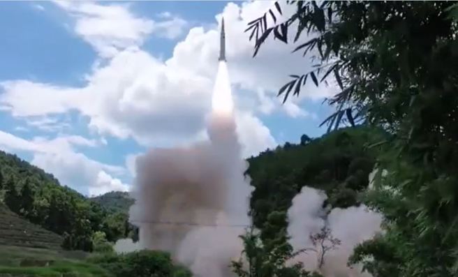 解放军东部战区火箭军部队4日下午对台湾东部外海预定海域发射东风飞弹。（解放军东部战区）