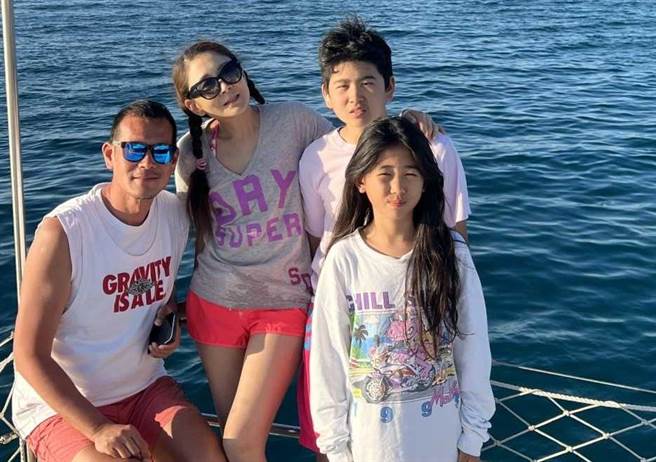 曲艾玲(左二)全家到澎湖度過難忘假期。（艾迪昇傳播提供）