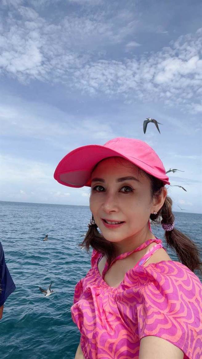 曲艾玲對澎湖美景讚不絕口。（艾迪昇傳播提供）