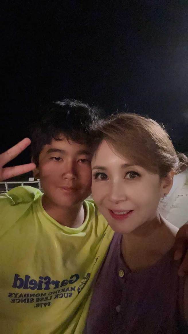 曲艾玲(右)把在外1個月曬成黑炭的兒子毛毛接回家。（艾迪昇傳播提供）