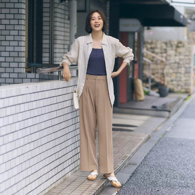 女裝打褶寬褲，1290元。（UNIQLO提供）