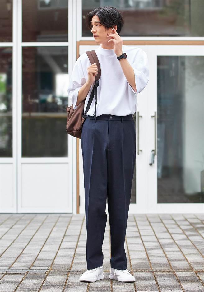 男裝錐形打褶休閒長褲，1290元。（UNIQLO提供）