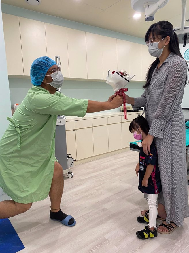 三宝爸表示今年老婆的情人节礼物就是他结扎。（翻摄自爆废公社二馆脸书）