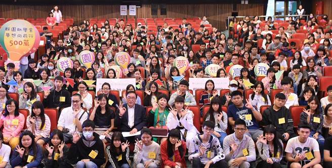 群园事业机构的「群园助学金」，考量疫情持续不歇恐波及弱势家庭收入，为助学子一臂之力今年扩大举办。（提供／陈淑芬台中传真）