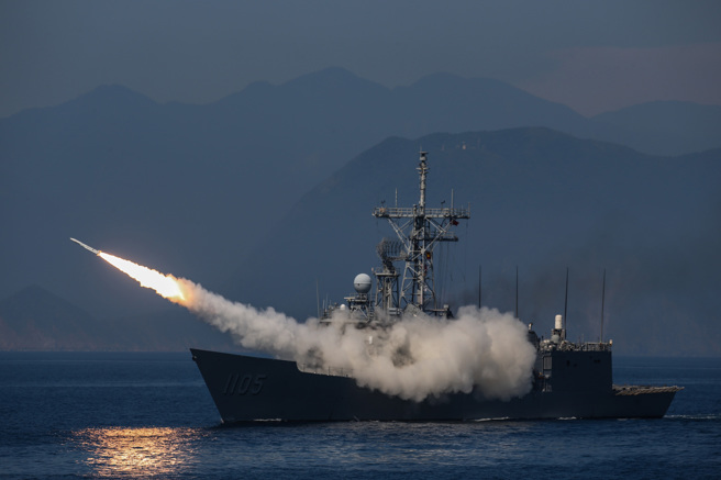 专家表示，裴洛西访台不会引发第三次世界大战，但可能代表一场针对台湾的漫长斗争已拉开序幕。图为国军继光舰试射标一防空飞弹。（示意图／中央社）
