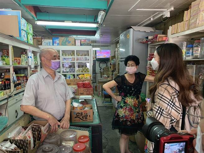 嘉义市有事青年行动团队走访传统柑仔店。（嘉义市政府提供／廖素慧嘉市传真）