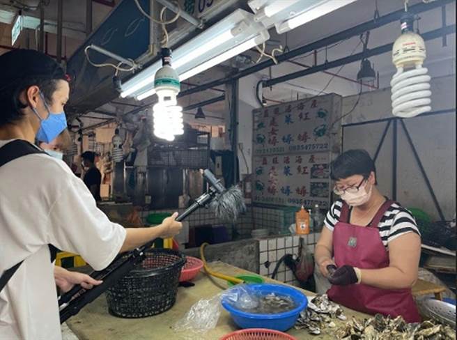 嘉义市有事青年行动团队走访菜市场留声。（嘉义市政府提供／廖素慧嘉市传真）