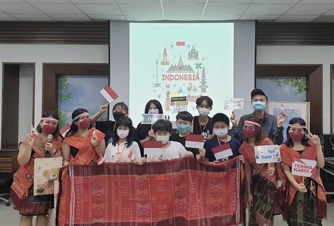 嘉义市有事青年行动团队带小朋友认识东南亚特色文化。（嘉义市政府提供／廖素慧嘉市传真）