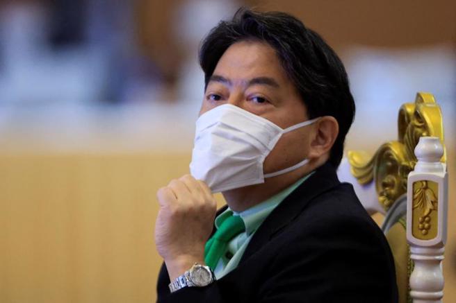 日本朝日新闻今天报导，日本政府相关人士透露，原定今天下午在柬埔寨首都金边举行的日中外长会谈已中止。图为日本外相林芳正。（图/ 路透社）